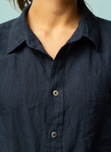 Smalrandig, mörkblå stor klassisk linneskjorta dam. K&US Kandus linnekläder