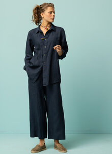 Smalrandig, mörkblå stor klassisk linneskjorta dam. K&US Kandus linnekläder