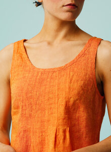 Orange linne i tunt lin. K&US Kandus linnekläder i hållbara naturmaterial