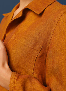 Gul, orange fiskbensmönstrad linneblus med skjortkrage. K&US unik stil