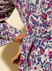 Paisleymönstrad blå, lila klänning med ärm. Knytband i midjan. K&US design
