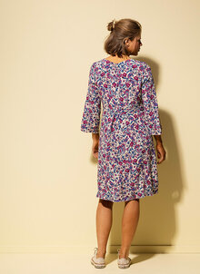 Paisleymönstrad blå, lila klänning med ärm. Knytband i midjan. K&US svensk design