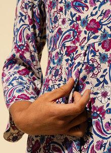 Blå, lila paisley mönstrad klänning med ärm. Knytband i midjan. K&US design