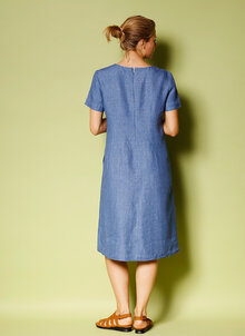 Blå, indigo lång linneklänning med kort ärm, fickor. K&US tidlöst mode