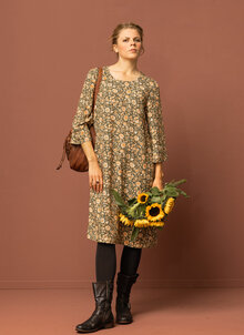 Grön blommig klänning i viskos med ärm och fickor i sidorna. Rundhalsad. K&US viskosklänningar
