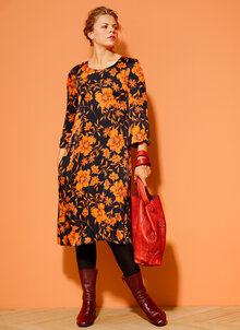 Svart klänning med orange blommor. festkänning med trekvartsärm. K&US kandus klänningar