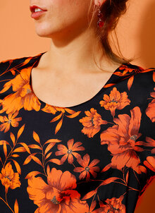 Svart klänning med orange blommor. festkänning med trekvartsärm. K&US kandus klänningar