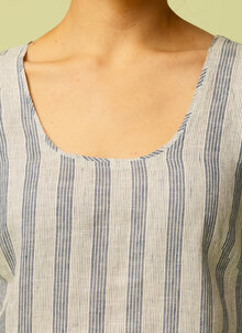 Blå randig linneklänning, sommarklänning. Kort, rymlig, ärmlös solklänning. K&US linnekläder