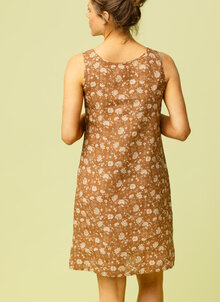Ljusbrun, blommig linneklänning, sommarklänning. Kort, rymlig, ärmlös solklänning. K&US linnekläder