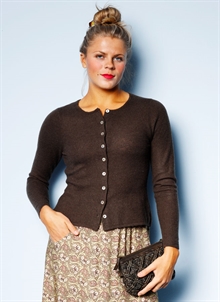 Brun kofta i stickad ull. Rundhalsad. Kandus