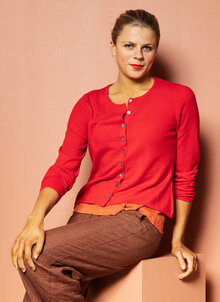 Röd klassisk ullkofta. Rundhalsad, lång ärm. K&US