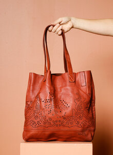 Röd stor skinnväska med utstansat mönster. K&US