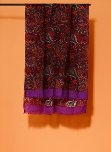 Paisleymönstrad ullsjal med lila toner och bård. Broderade detaljer. K&US unika sjalar