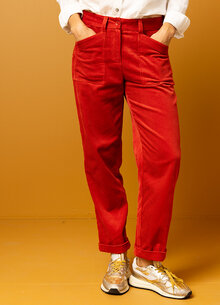 Röd bredspårig manchesterbyxa dam. byxa manchester stora fickor fram. K&US Kandus damkläder Södermalm