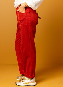 Röd bredspårig manchesterbyxa dam. byxa manchester stora fickor fram. K&US Kandus damkläder Södermalm