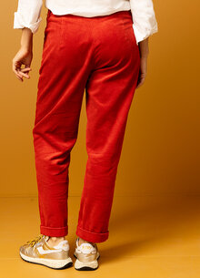 Röd bredspårig manchesterbyxa dam. byxa manchester stora fickor fram. K&US Kandus damkläder Södermalm