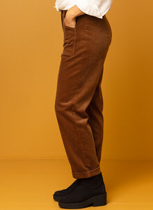 Brun bredspårig manchesterbyxa dam. byxa manchester stora fickor fram. K&US Kandus damkläder Södermalm