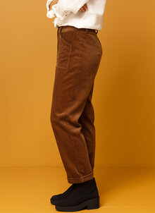 Brun bredspårig manchesterbyxa dam. byxa manchester stora fickor fram. K&US Kandus damkläder Södermalm