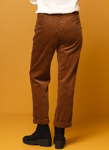 Brun bredspårig manchesterbyxa dam. byxa manchester stora fickor fram. K&US Kandus damkläder Södermalm