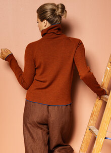 Stickad polotröja i ull. Rostbrun, orange med blå kant. K&US