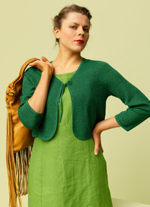 Grön kort kofta bolero med knytband. Tunn, strukturstickad kofta till klänning. K&US svensk design