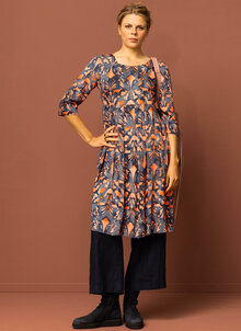 Blå, aprikos mönstradklänning med trekvartsärm. Festklänning K&US design