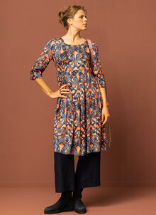 Blå, aprikos mönstradklänning med trekvartsärm. Festklänning K&US design