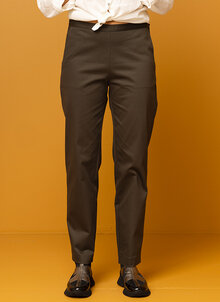 Grön stretchbyxa, smal byxa stretch. K&US tidlösa damkläder Stockholm, Södermalm