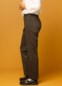 Grön stretchbyxa, smal byxa stretch. K&US tidlösa damkläder Stockholm, Södermalm