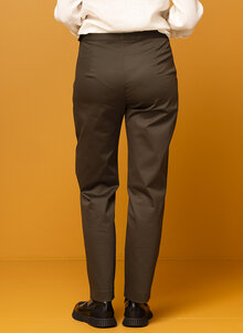 Grön stretchbyxa, smal byxa stretch. K&US tidlösa damkläder Stockholm, Södermalm