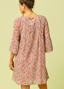 Småblommig sommarklänning. Kort, vid, rosa klänning. Fickor, puffad trekvartsärm. Kandus unik svensk design