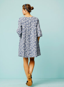 Blå & vitmönstrad linneklänning, tunika med trekartsärm. Vid, rymlig klänning. Kandus linnekläder