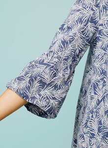 Blå & vitmönstrad linneklänning, tunika med trekartsärm. Vid, rymlig klänning. Kandus linnekläder