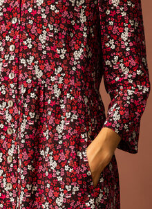 Rosa, röd småblommig klänning med skjortkrage och knappar fram. Fickor. K&US Kandus unik stil
