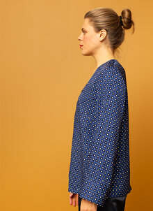 Savanna-V-ringad-blus-bla-monstrad-7