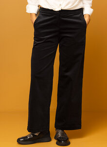 Svart sammetsbyxa, byxa dam sammet. K&US bohemiska damkläder Södermalm