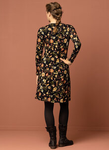 Mönstrad, blommig svart V-ringad klänning i viskos, trikå. Kandus, K&US