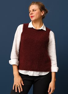 Vinröd, plommon slipover i stickad ull. Rundhalsad. K&US Kandus