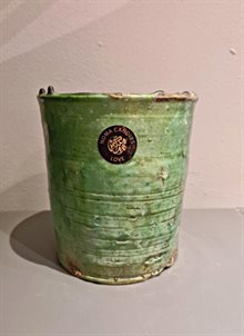 Ljus i soyawax i grön keramikkruka med två vekar. Noma candles