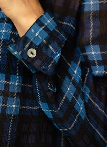 Blå rutig kort blus, skjorta i viskos. Unik Svensk design K&US kandus linnekläder