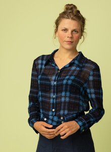 Blå rutig kort blus, skjorta i viskos. Unik Svensk design K&US kandus linnekläder