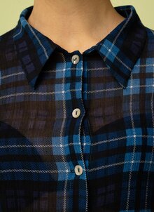 Blå rutig kort blus, skjorta i viskos. Unik Svensk design K&US kandus linnekläder