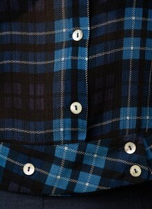 Blå rutig kort blus, skjorta i viskos. Unik Svensk design K&US kandus linnekläder