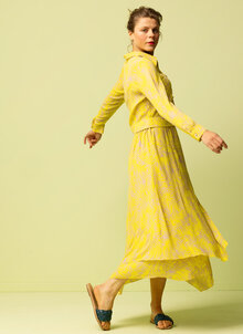 Gul mönstrad kort blus, skorta. Lång vippig gul kjol. K&US Kandus svensk design