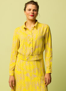 Gul mönstrad kort blus, skorta. Lång vippig gul kjol. K&US Kandus svensk design