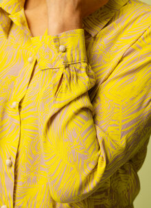 Gul mönstrad kort blus, skorta. Lång vippig gul kjol. K&US Kandus svensk design