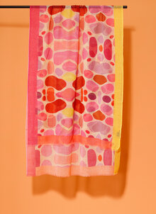 Tunn sjal i ull. Gul, rosa orange, lila i abstrakt mönster. K&US Kandus sjalar