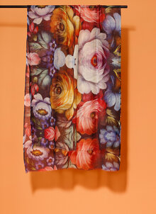 Vackra blommor på tunn sjal i ull. K&US kandus