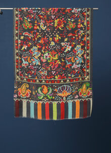 Färgglad, mönstrad ullsjal med känsla av folklore. K&US Kandus