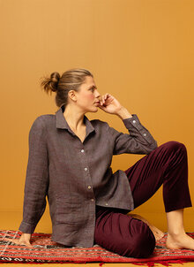 Lila, flerfärgad linneskjorta dam. Rymlig, avslappnad skjorta i linne. K&US, kandus linnekläder dam